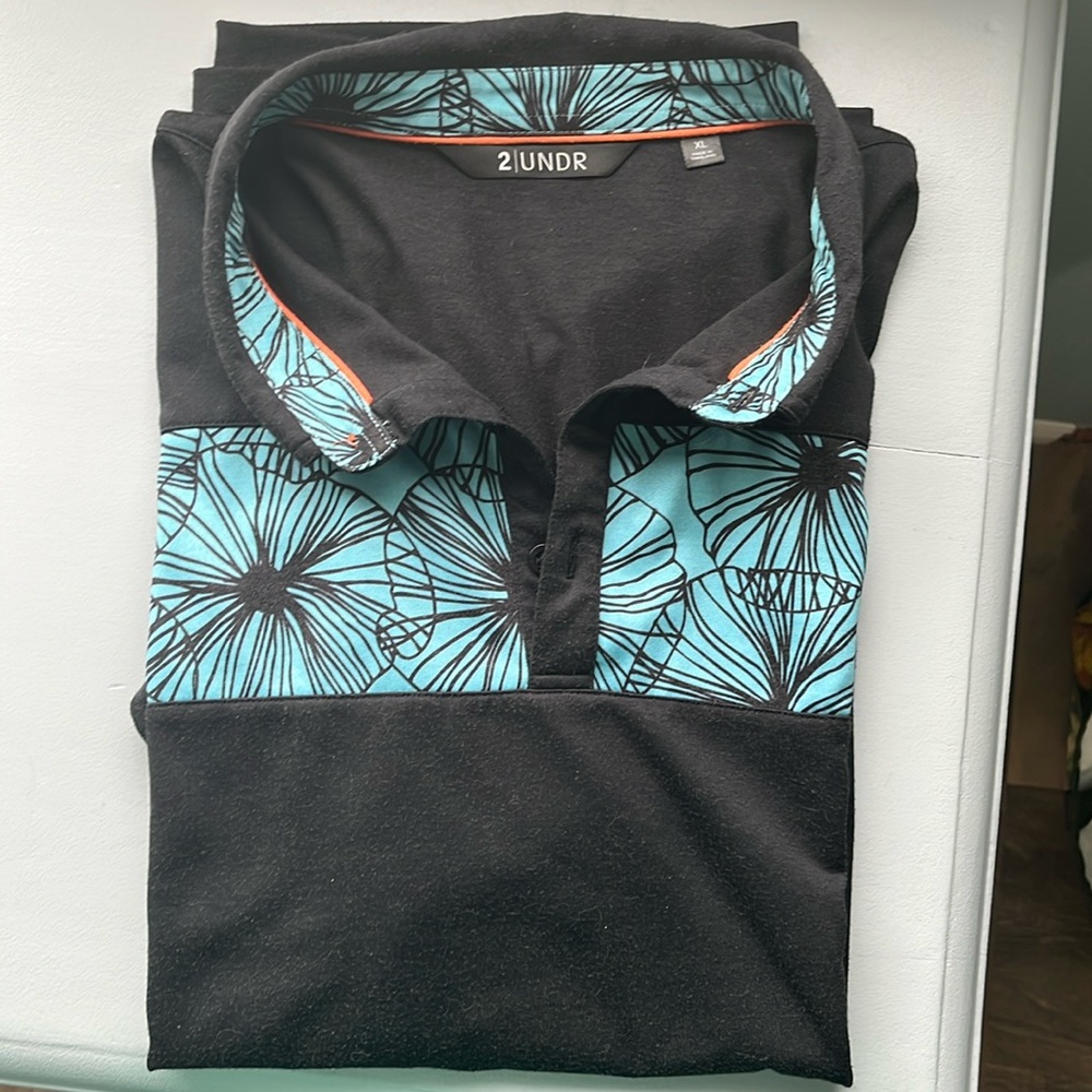 2Undr XL golf shirt
Black and blue pattern